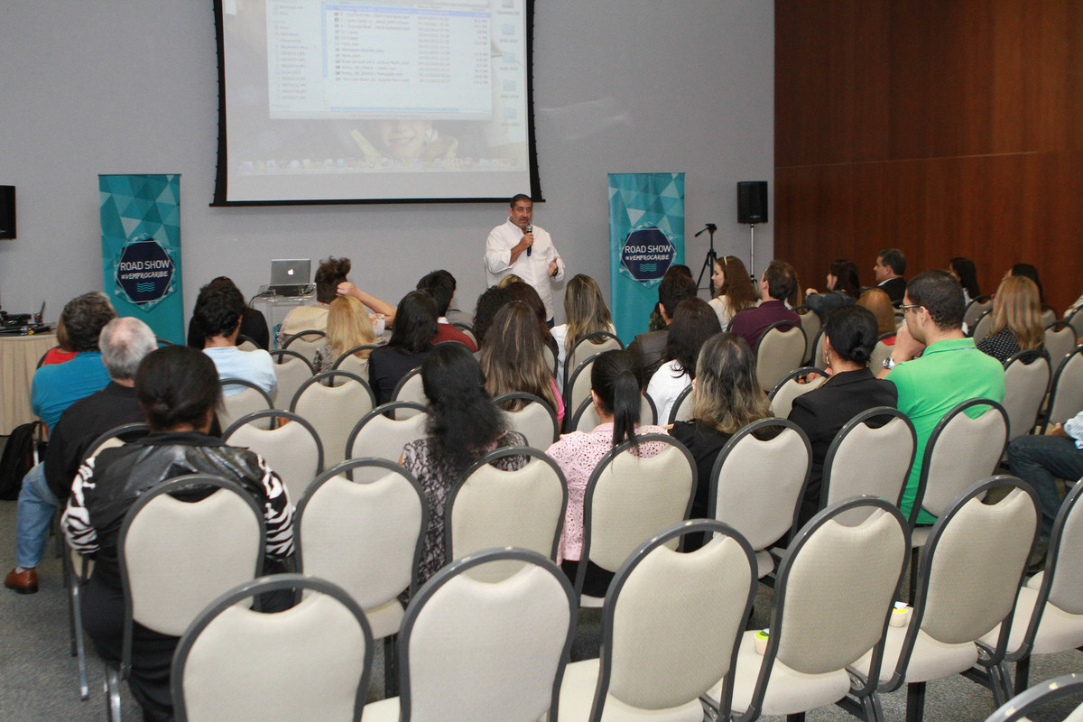 Homem fala à convidados pelo fotógrafo Douglas Maia