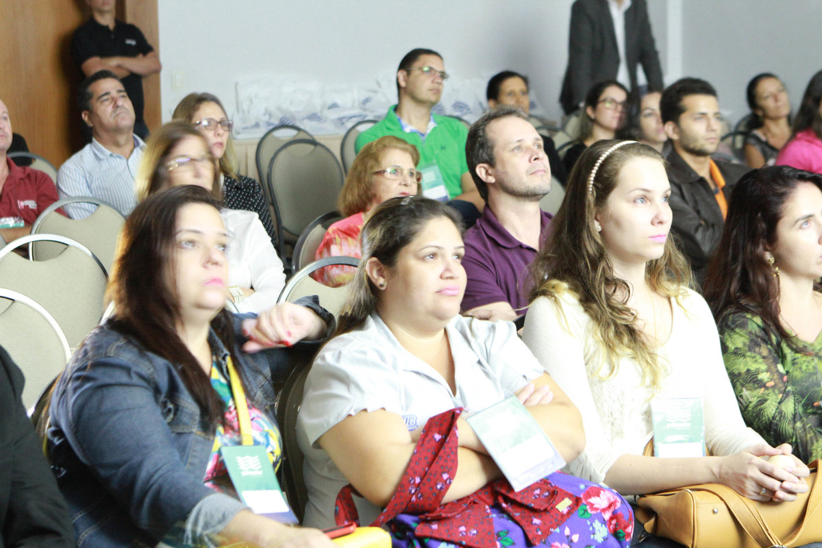 Pessoas assistem vídeo pelo fotógrafo Douglas Maia