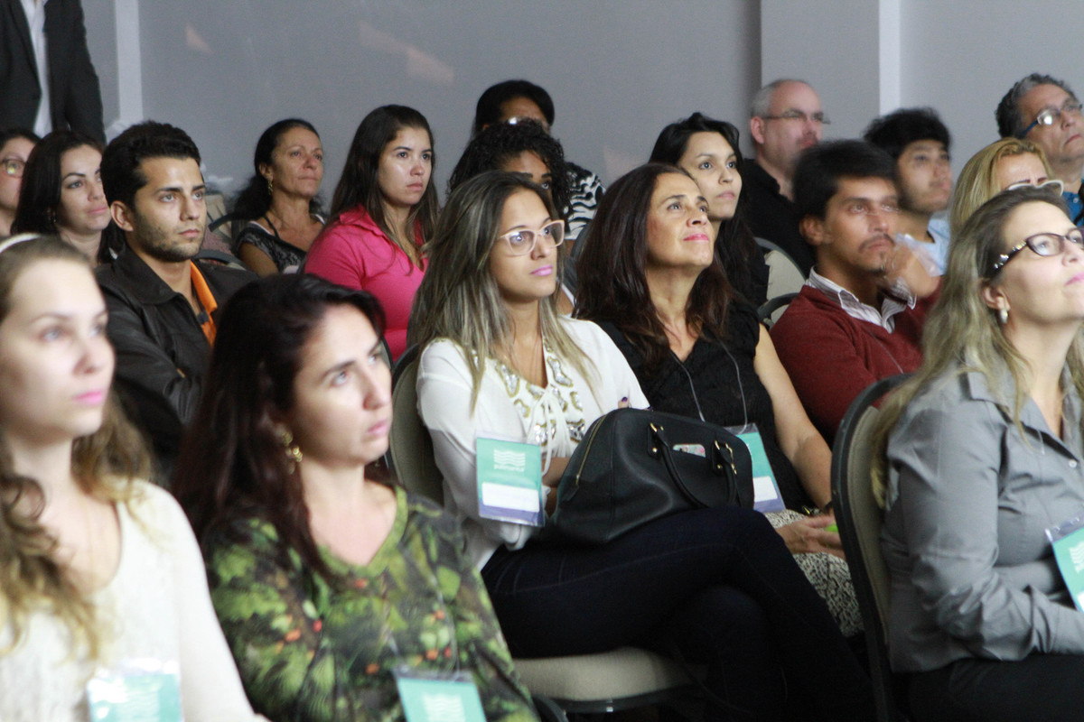 Convidados veem vídeo pelo fotógrafo Douglas Maia