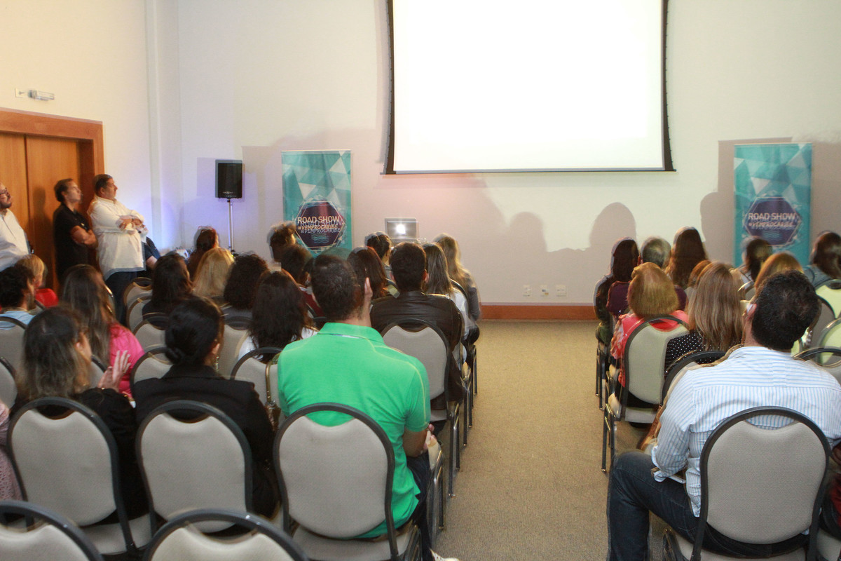 Convidados assistindo a vídeo pelo fotógrafo Douglas Maia