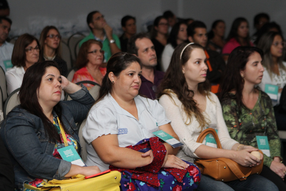 Mulheres assistindo a vídeo pelo fotógrafo Douglas Maia