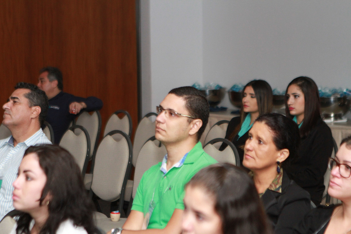 Homem assistindo vídeo pelo fotógrafo Douglas Maia
