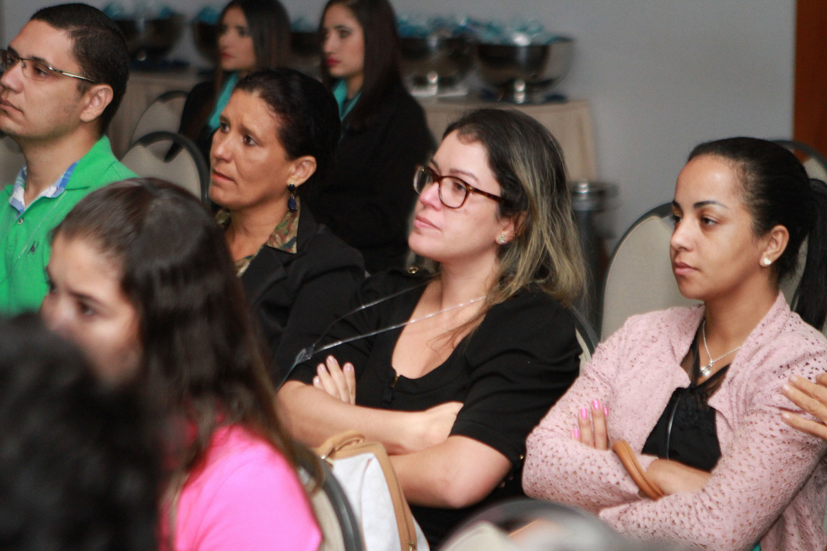 Convidadas veem vídeo pelo fotógrafo Douglas Maia