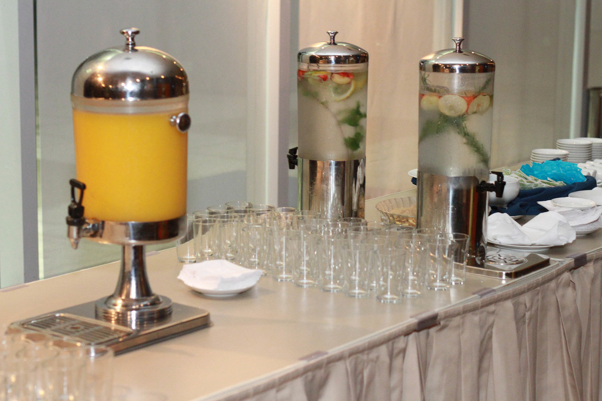 Mesa com suco para convidados pelo fotógrafo Douglas Maia