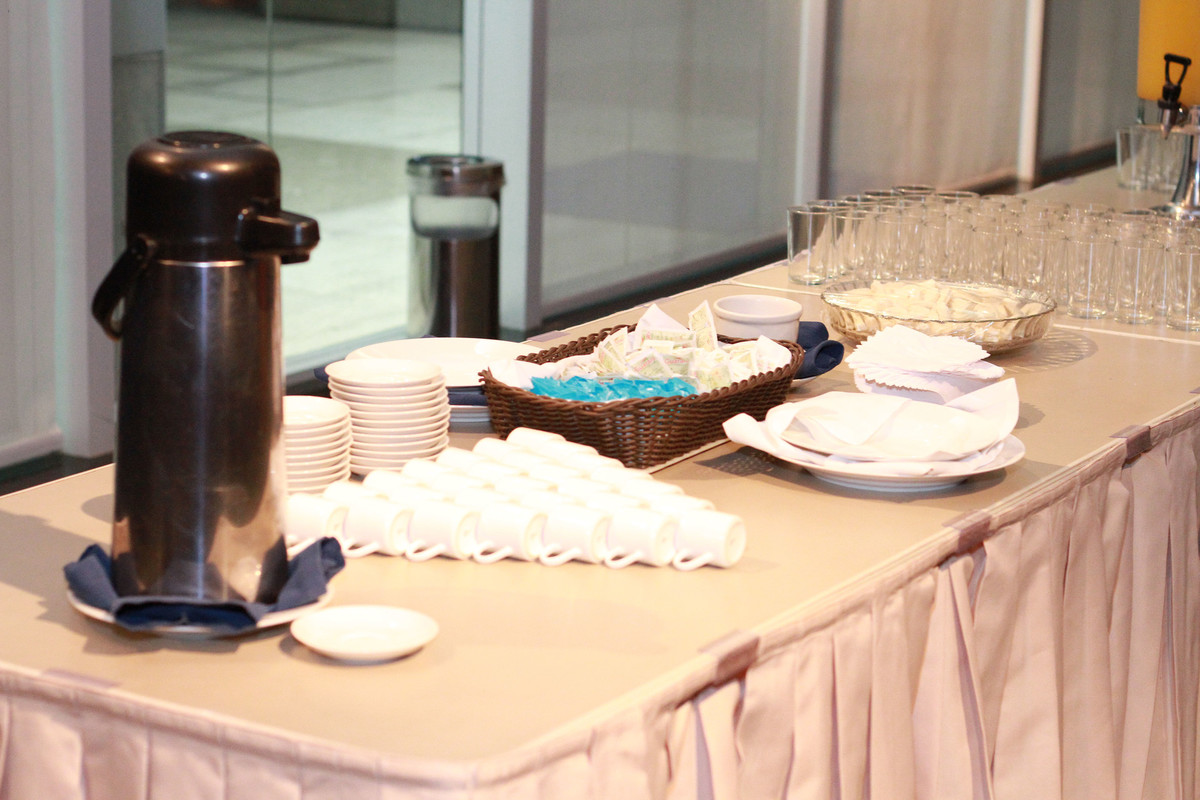 Mesa com café para convidados pelo fotógrafo Douglas Maia