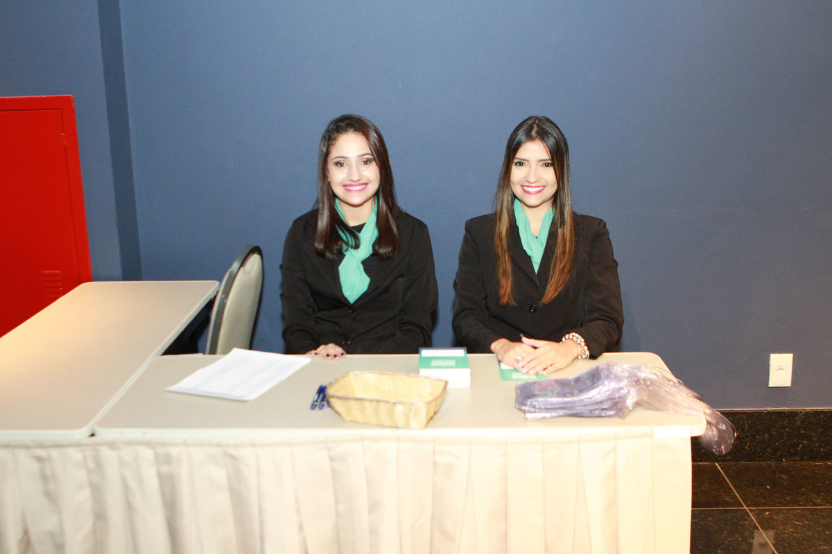 Recepcionistas sentadas pelo fotógrafo Douglas Maia