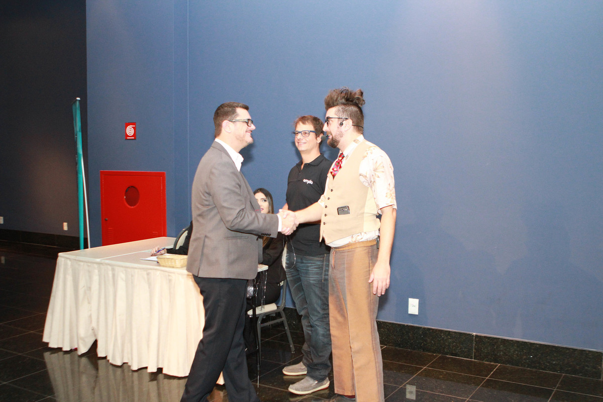 Registro dos convidados sendo bem recebidos pelo fotógrafo Douglas Maia