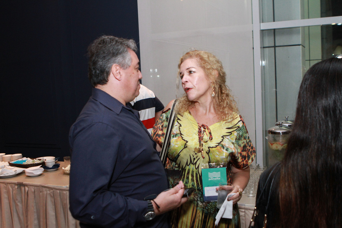 Homem e mulher conversando pelo fotógrafo Douglas Maia