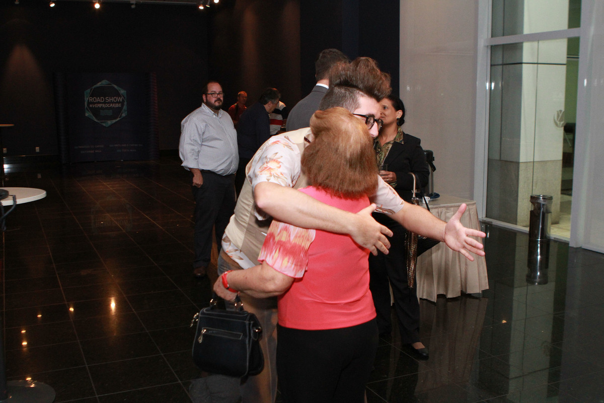 Senhora recebe abraço pelo fotógrafo Douglas Maia