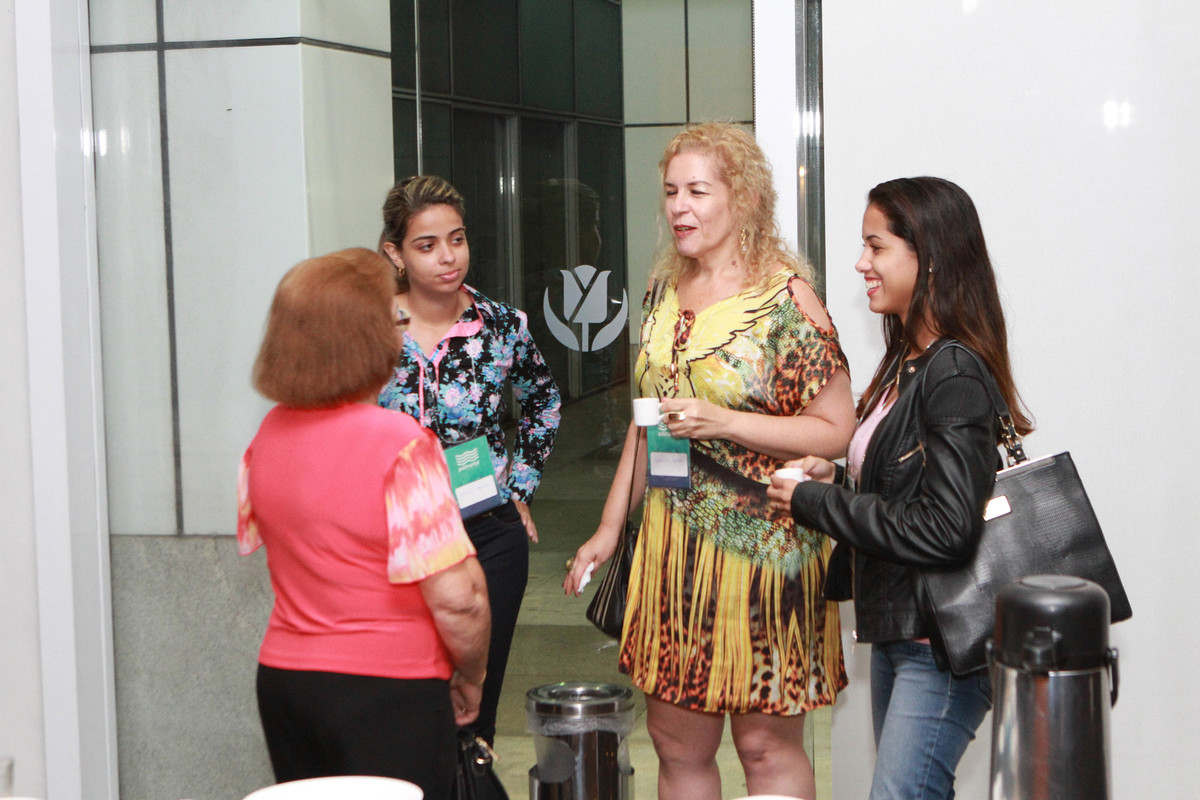 Mulheres conversando pelo fotógrafo Douglas Maia