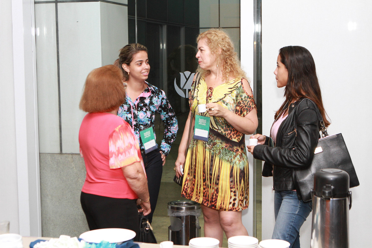 Grupo de mulheres conversando pelo fotógrafo Douglas Maia