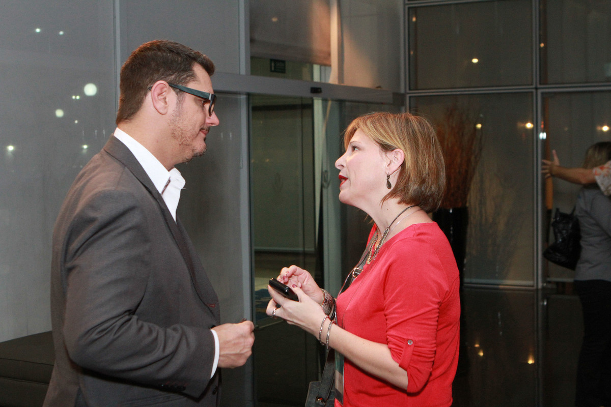 Mulher conversando pelo fotógrafo Douglas Maia