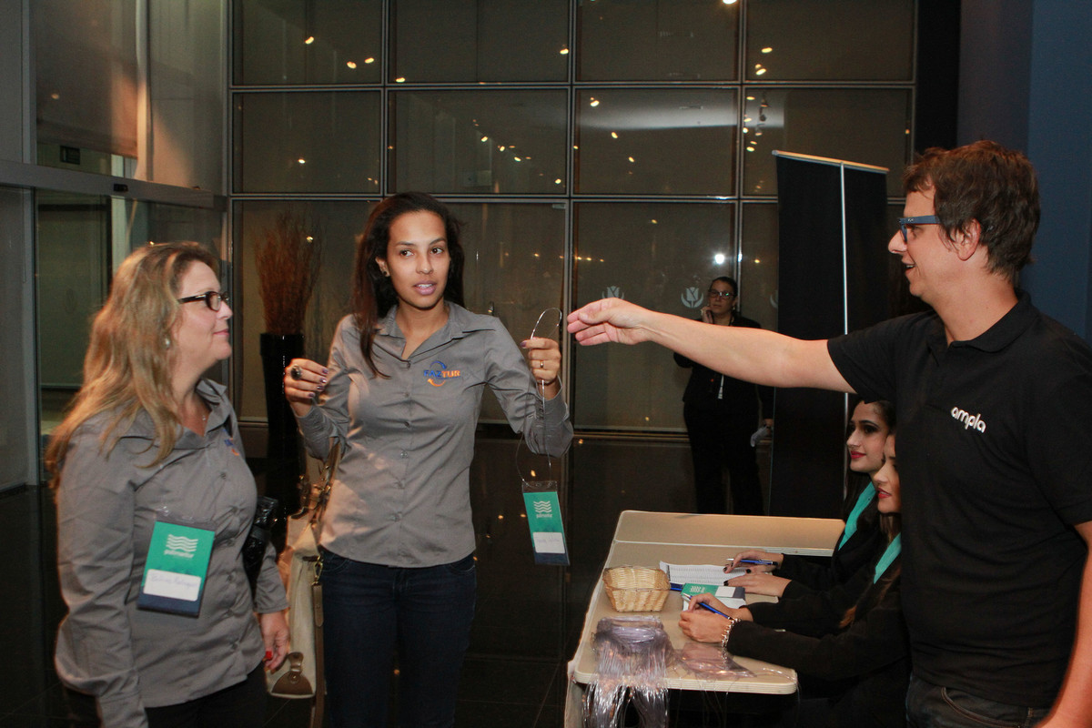 Mulheres recebem crachá pelo fotógrafo Douglas Maia