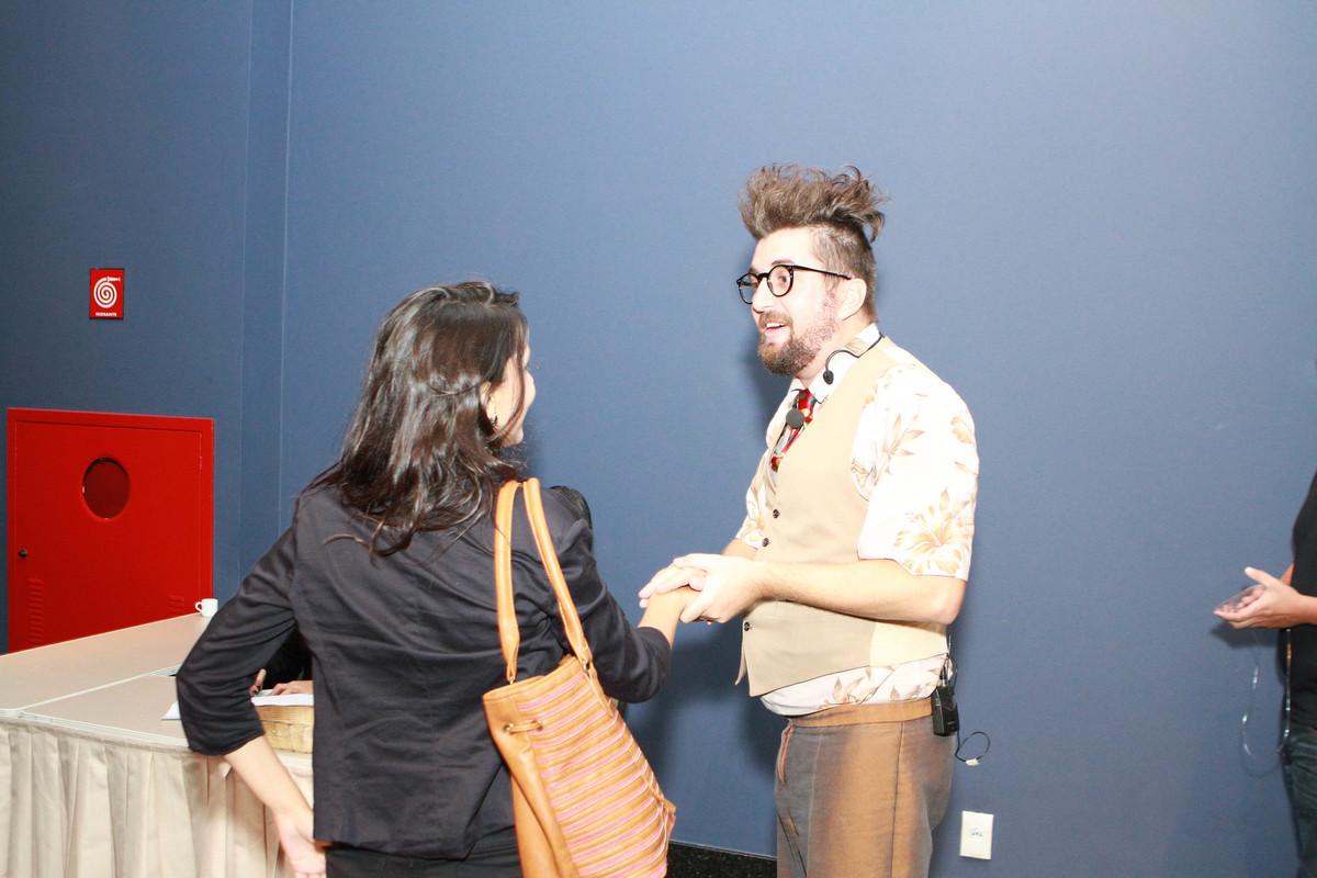 Mulher recebe cumprimento pelo fotógrafo Douglas Maia