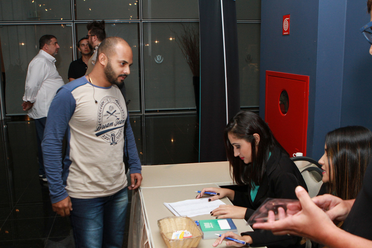 Homem é recepcionado pelo fotógrafo Douglas Maia