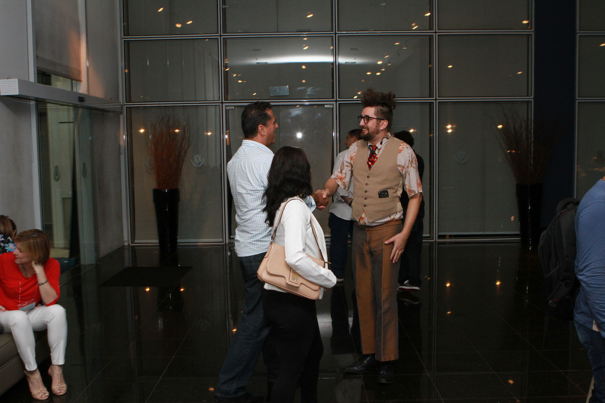Convidados são recepcionados pelo fotógrafo Douglas Maia