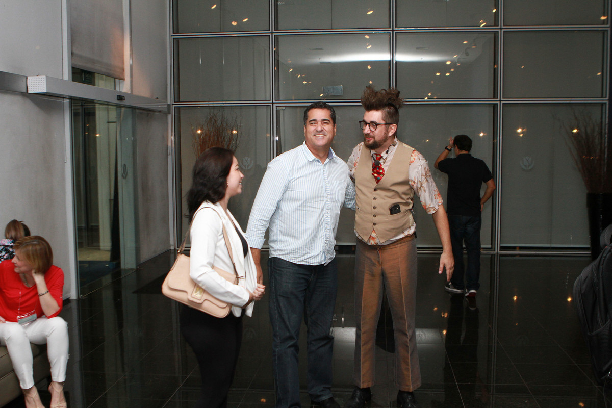 Homem recebe abraço pelo fotógrafo Douglas Maia