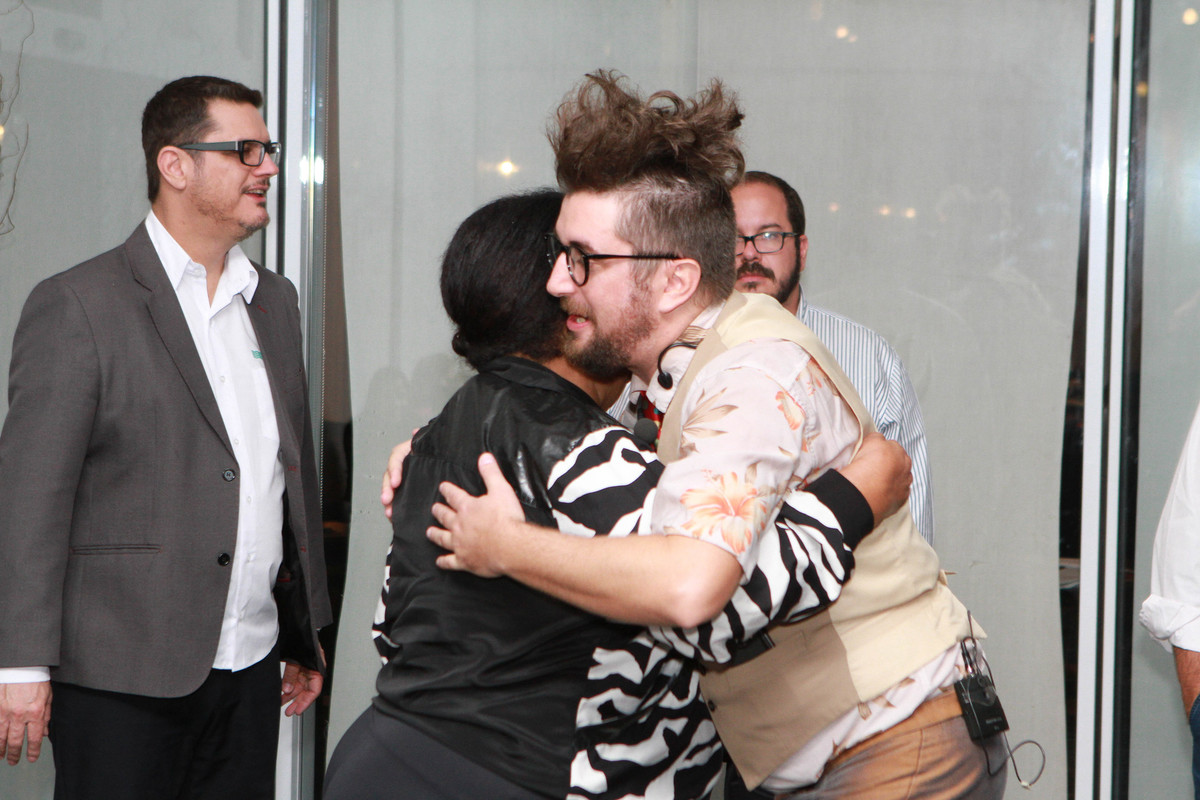 Recepcionista abraça convidada pelo fotógrafo Douglas Maia