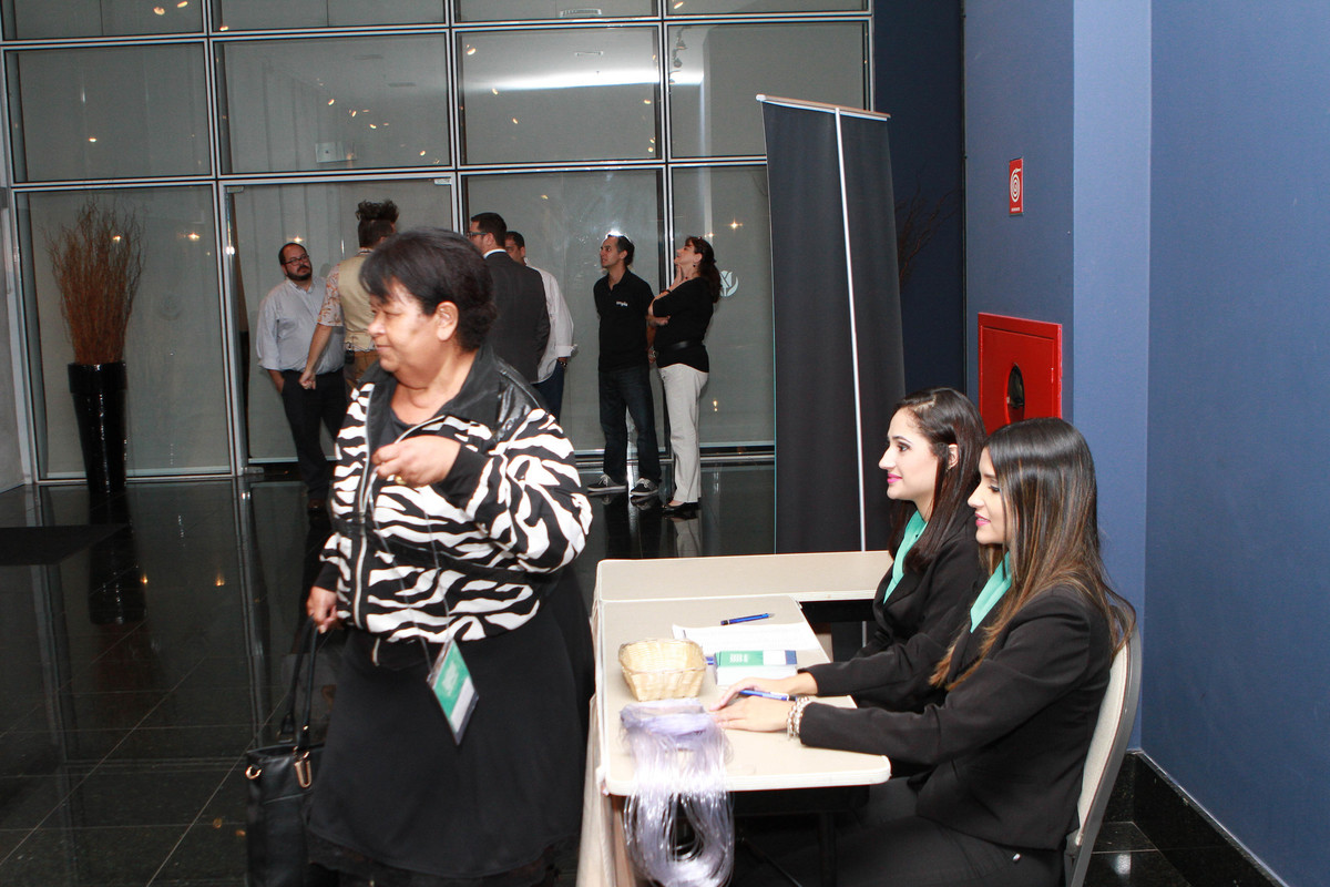 Mulher recebe crachá pelo fotógrafo Douglas Maia