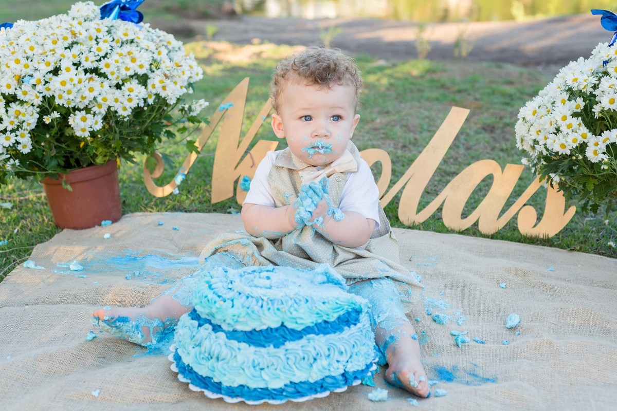 Nicolas todo sujo de bolo pelo fotógrafo Douglas Maia
