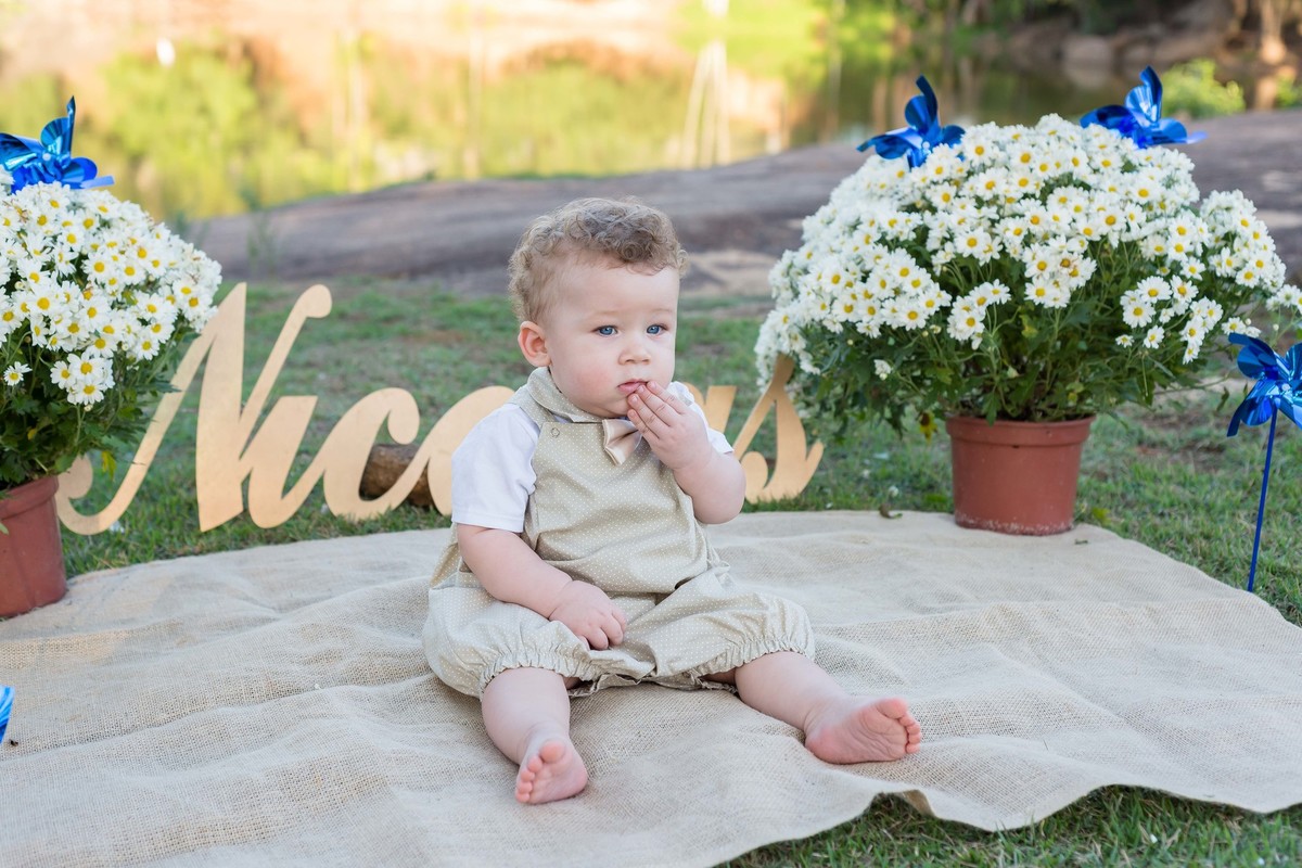 Nicolas com a mão na boca pelo fotógrafo Douglas Maia
