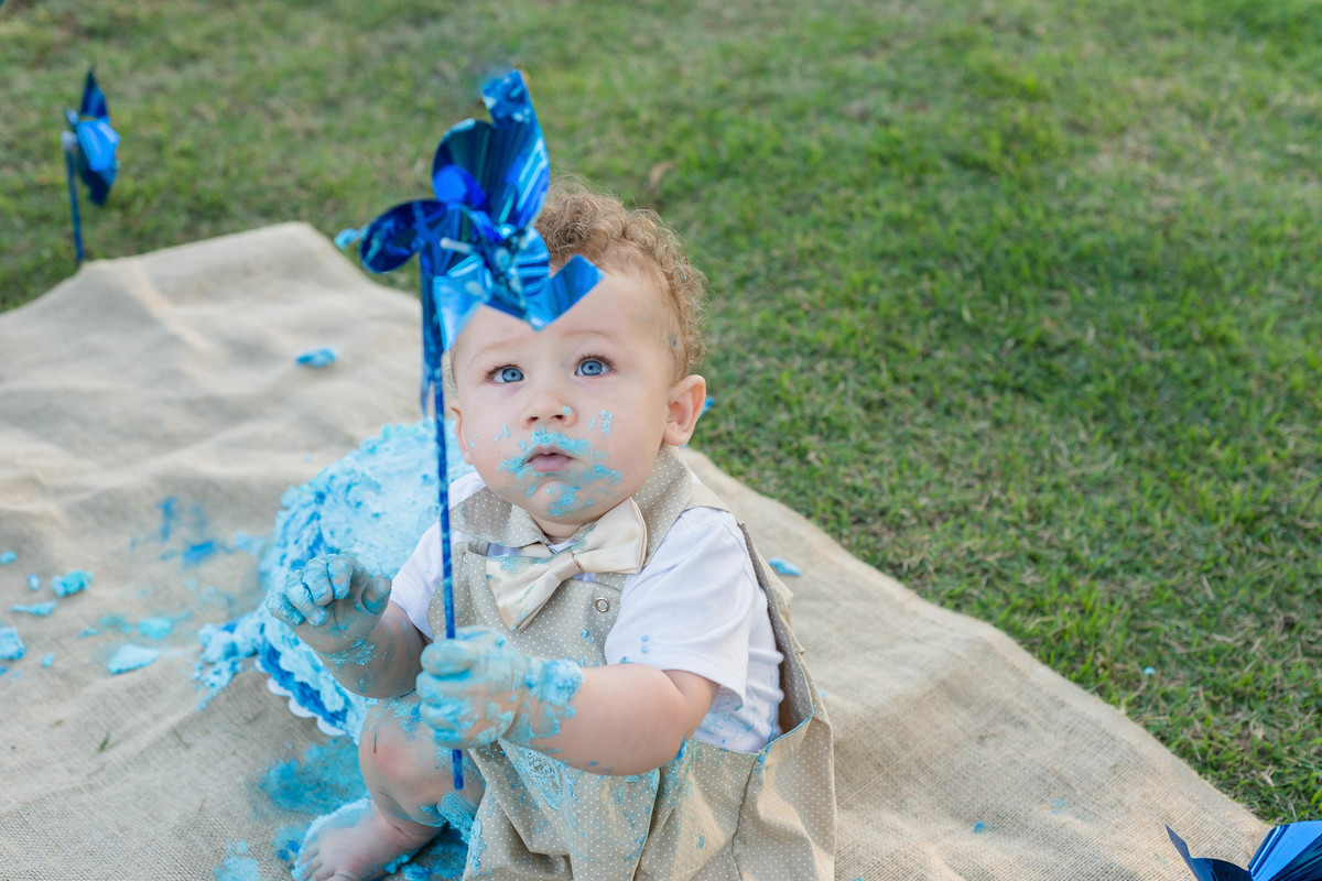 Nicolas brinca com catavento pelo fotógrafo Douglas Maia
