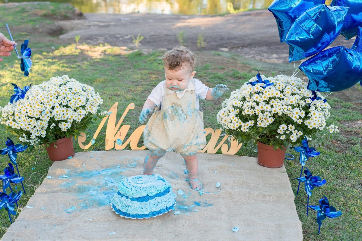 Nicolas olhando para o bolo pelo fotógrafo Douglas Maia