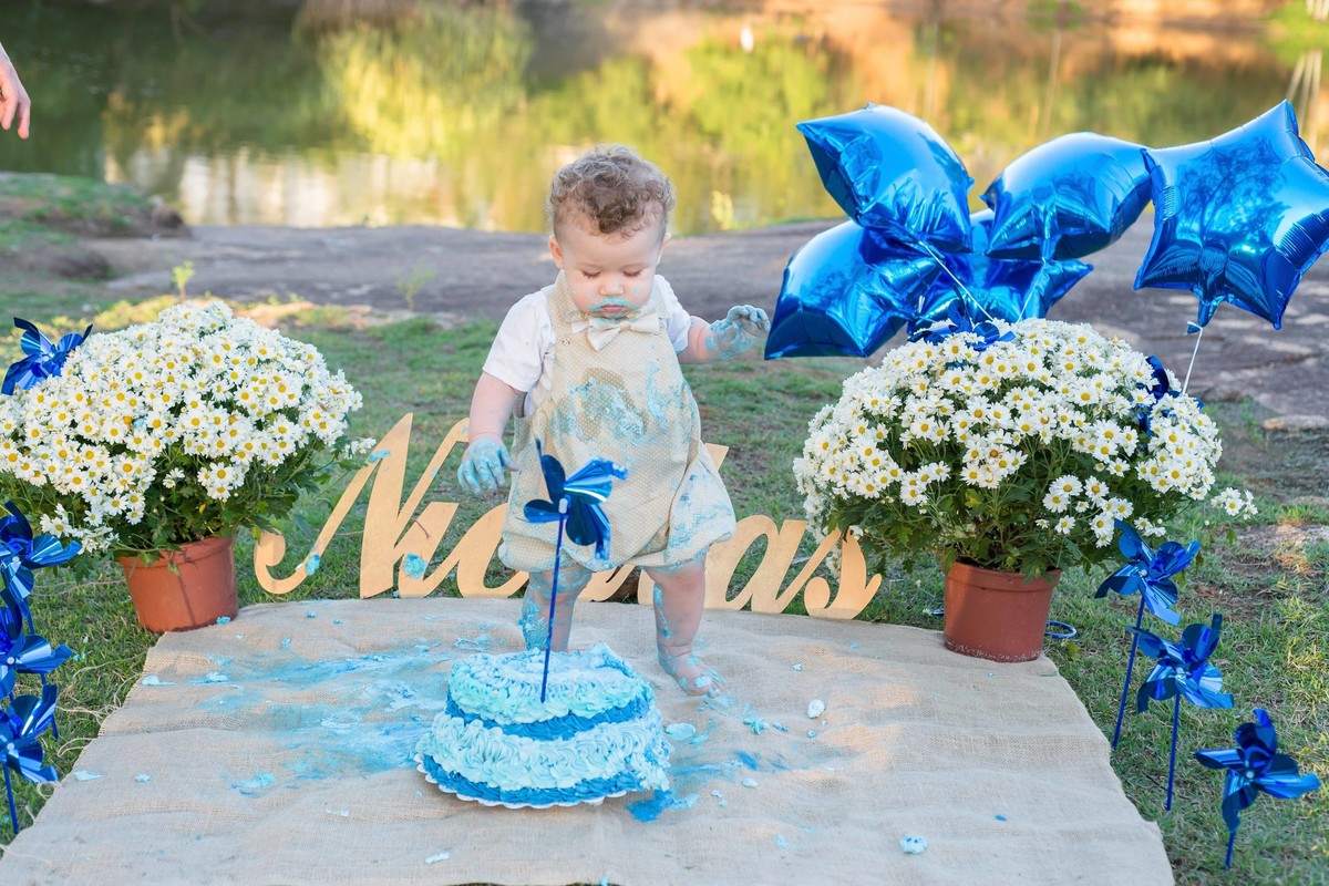 Nicolas ao lado do bolo pelo fotógrafo Douglas Maia