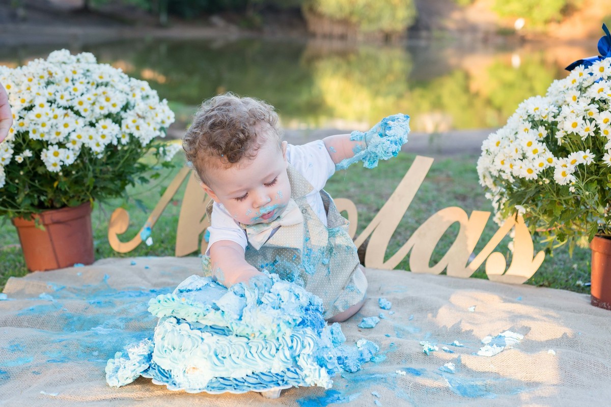 Diversão com o bolo pelo fotógrafo Douglas Maia
