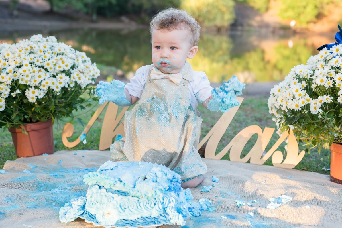 Mãos cheias de bolo Smash the Cake pelo fotógrafo Douglas Maia