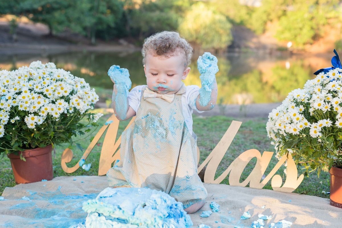 Brincando com o bolo Smash the cake pelo fotógrafo Douglas Maia