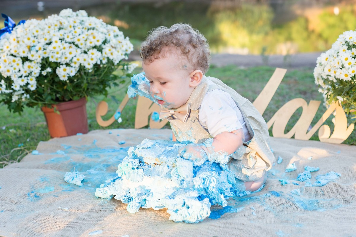 Destruindo o bolo smash the cake pelo fotógrafo Douglas Maia