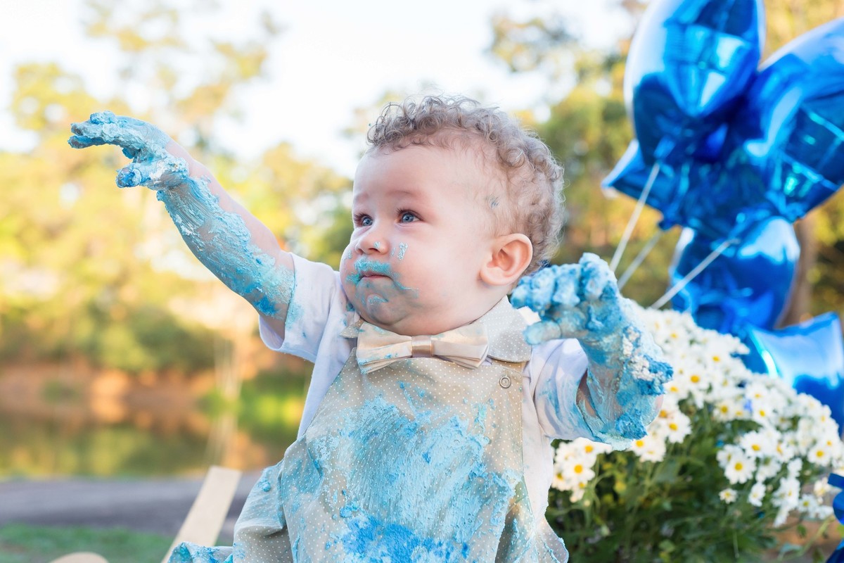 Nicolas com braços sujos de bolo pelo fotógrafo Douglas Maia