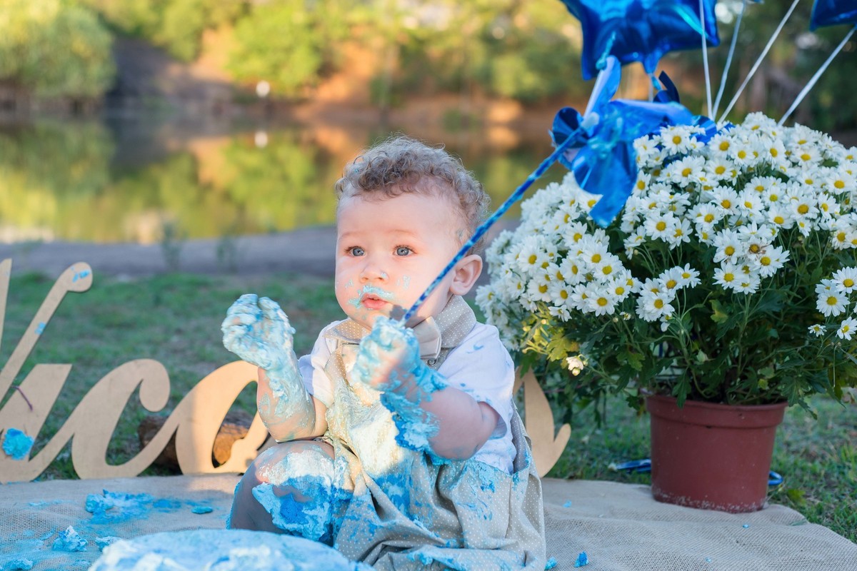 Nicolas brinca com catavento na mão pelo fotógrafo Douglas Maia