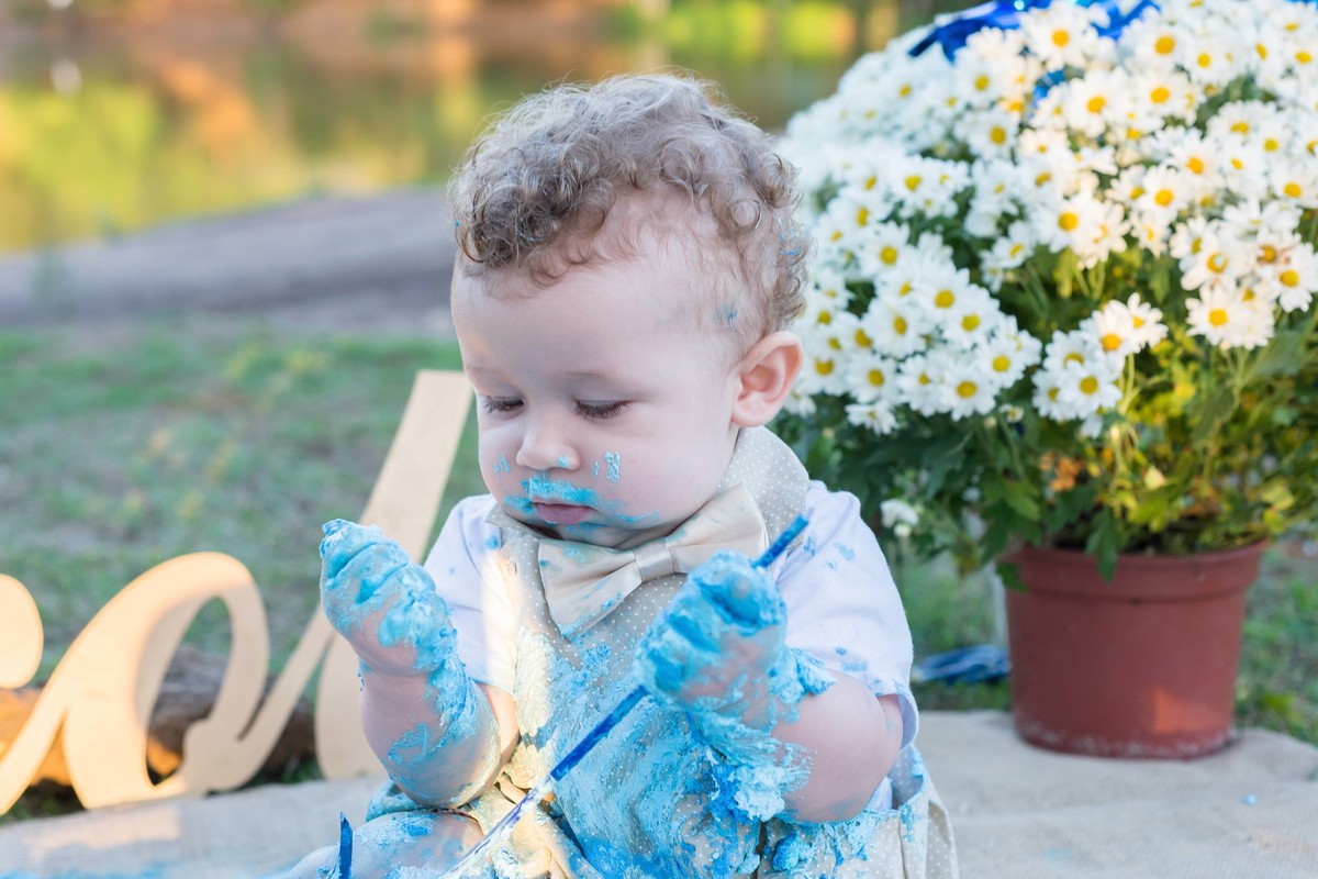 Nicolas olhando para suas mãozinhas pelo fotógrafo Douglas Maia