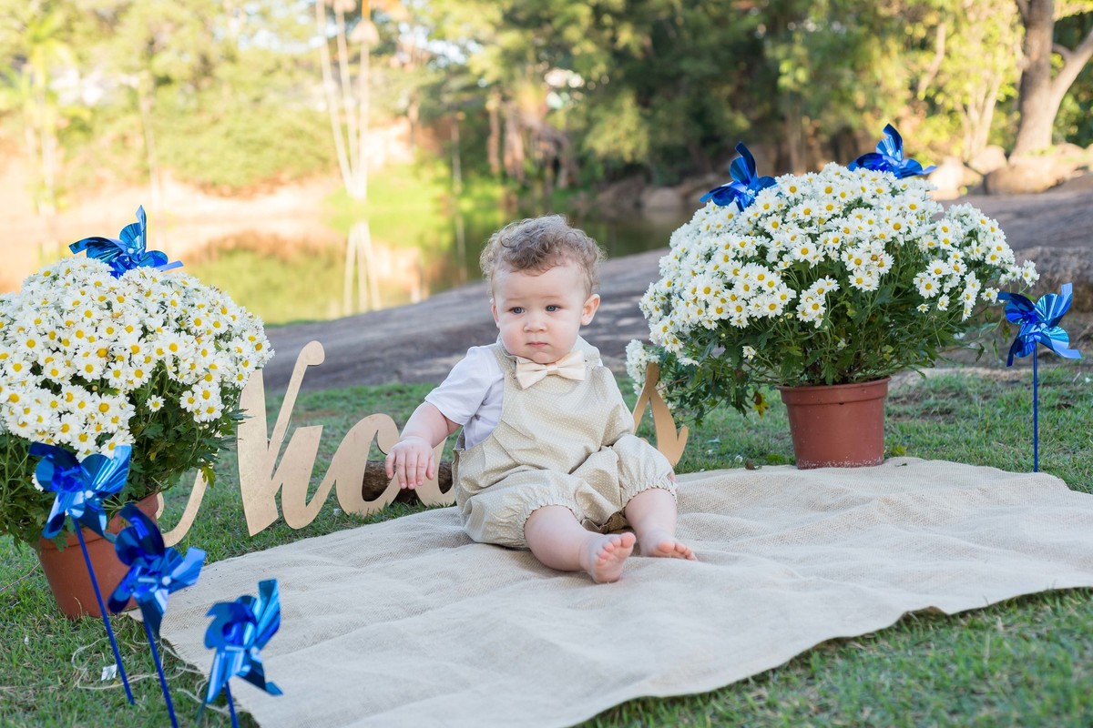 Nicolas olhando catavento pelo fotógrafo Douglas Maia