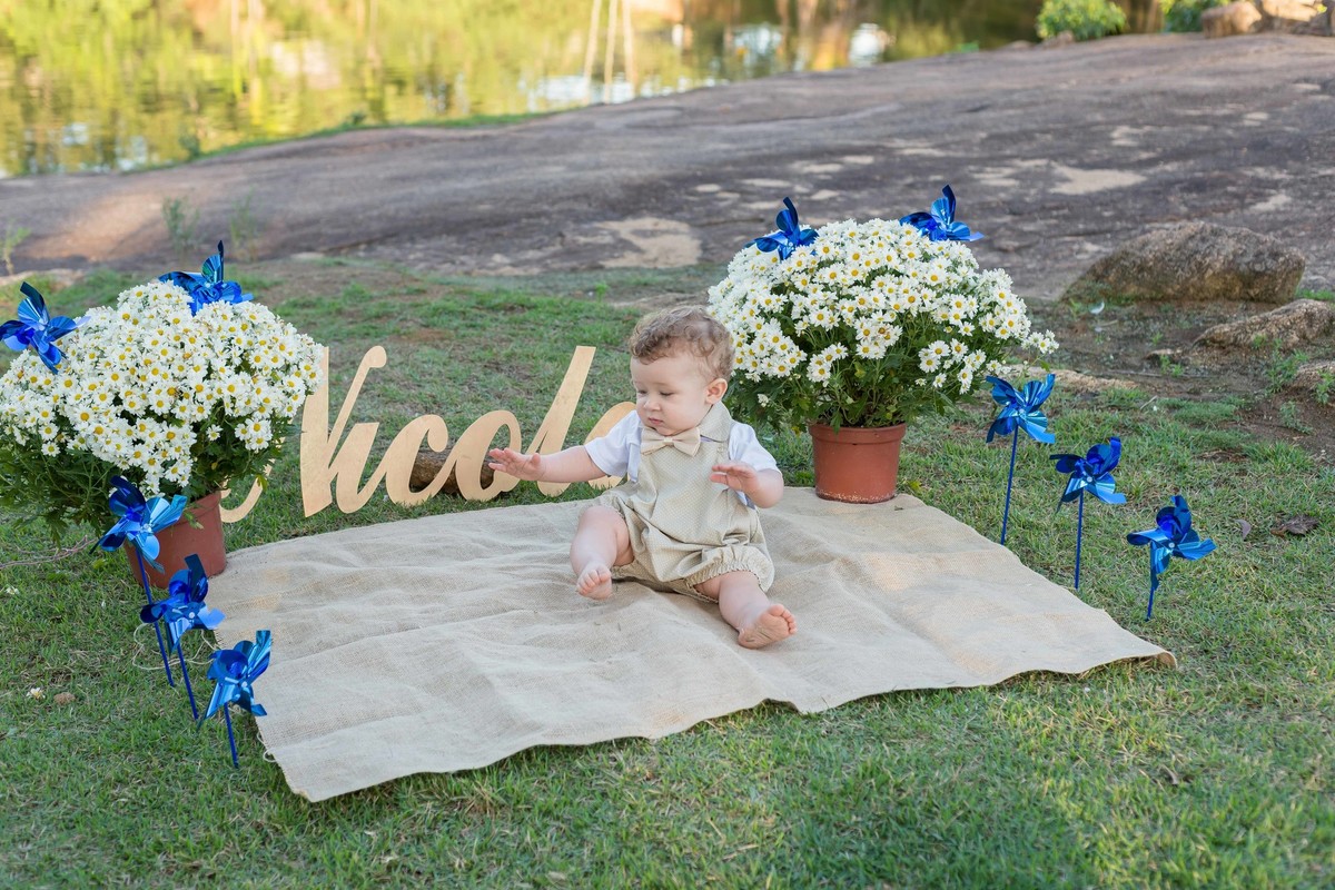 Nicolas sentado na grama pelo fotógrafo Douglas Maia