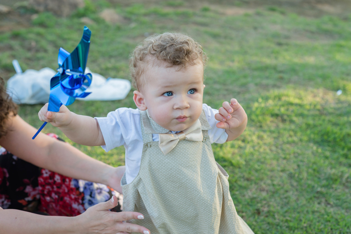 Nicolas com catavento pelo fotógrafo Douglas Maia