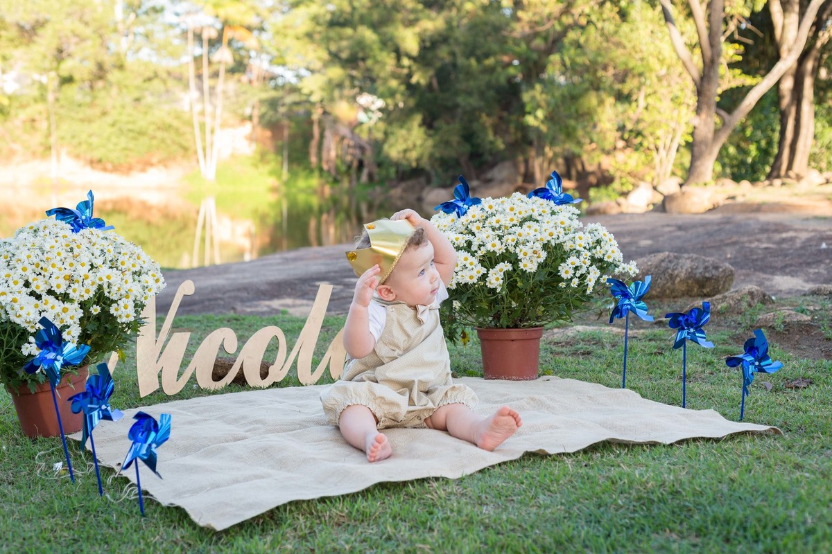 Nicolas segurando coroa pelo fotógrafo Douglas Maia