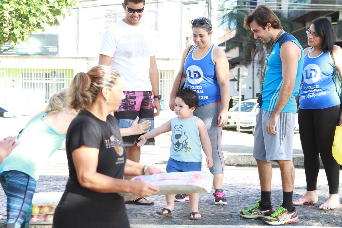 Menino cumprimentando mulher pelo fotógrafo Douglas Maia