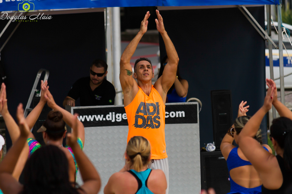 Professor dançando zumba pelo fotógrafo Douglas Maia