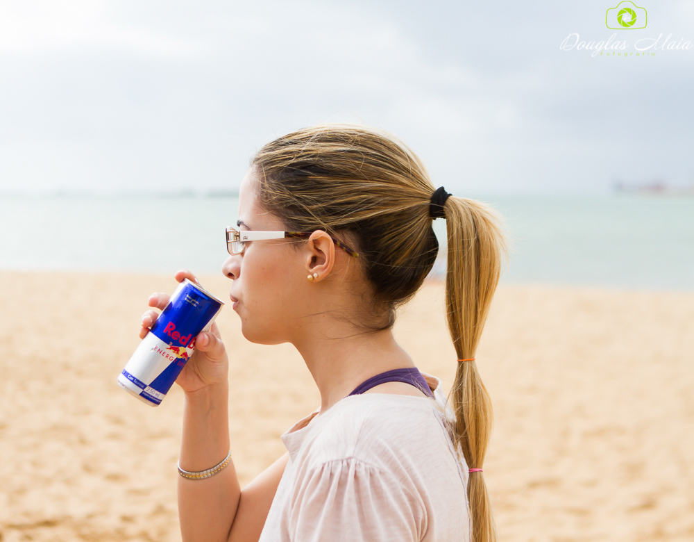 Aluna tomando Red Bull pelo fotógrafo Douglas Maia