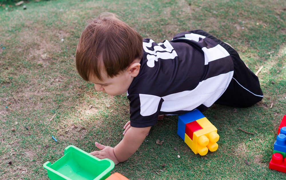Caio brinca na grama pelo fotógrafo Douglas Maia