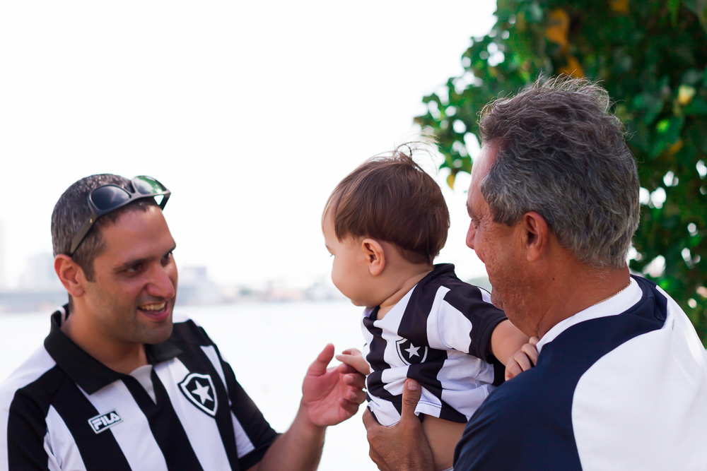 Caio com o papai e o vovô pelo fotógrafo Douglas Maia