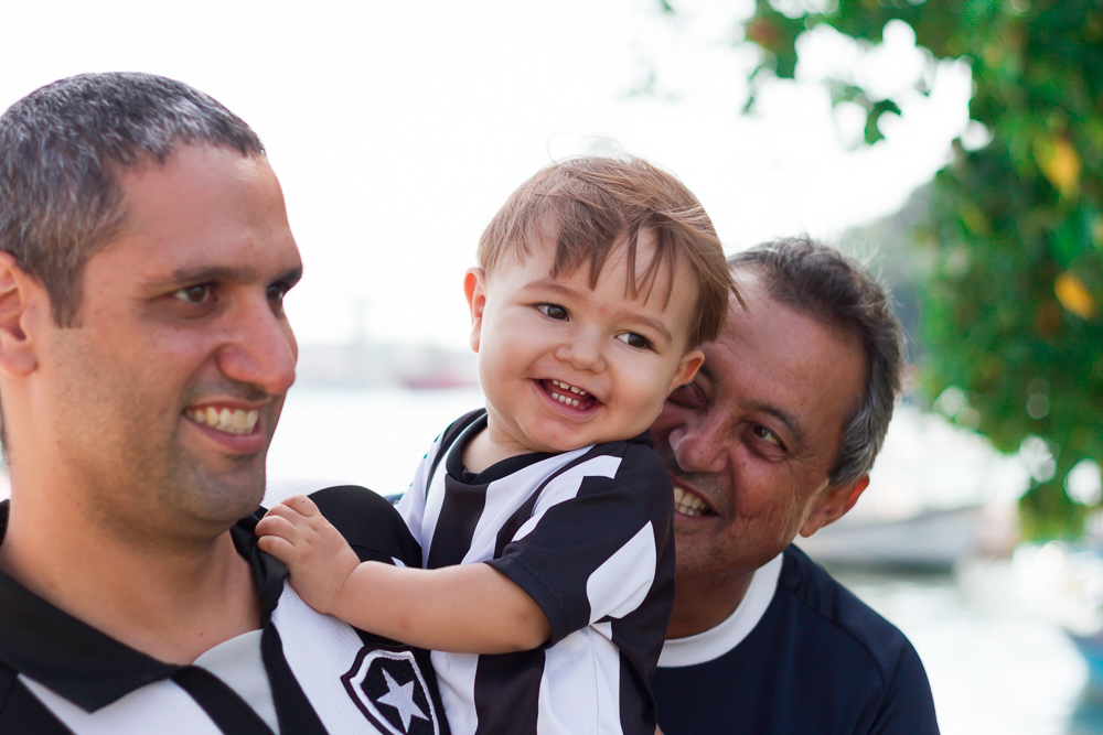Vovô brincando com Caio pelo fotógrafo Douglas Maia