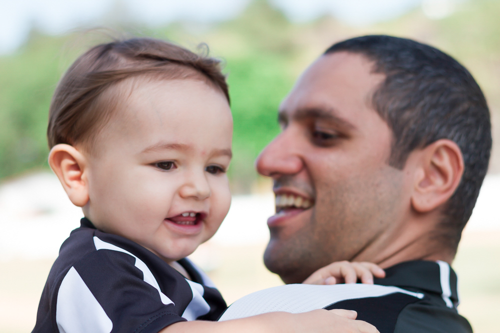 Caio no colo do papai pelo fotógrafo Douglas Maia