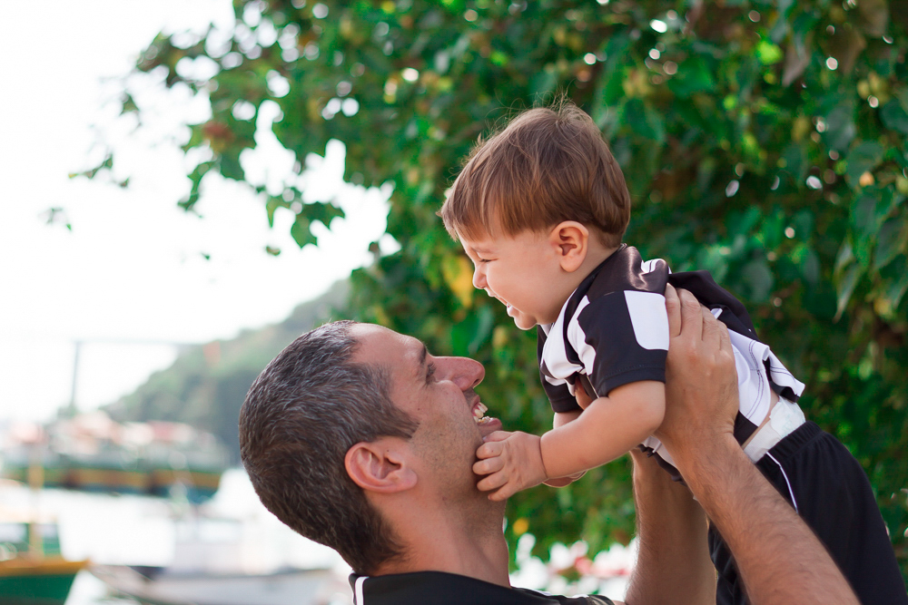Caio sorrindo com o pai pelo fotógrafo Douglas Maia