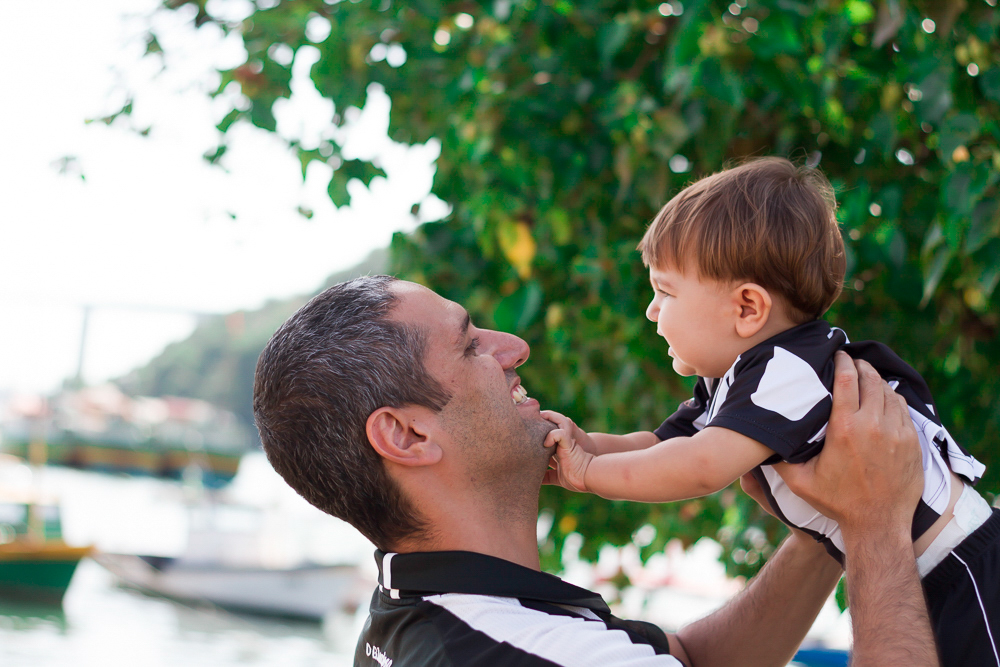 Pai se diverte com Caio pelo fotógrafo Douglas Maia
