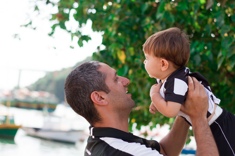 Pai levanta Caio pelo fotógrafo Douglas Maia