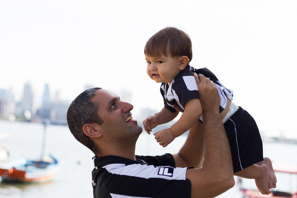 Pai brinca com Caio pelo fotógrafo Douglas Maia